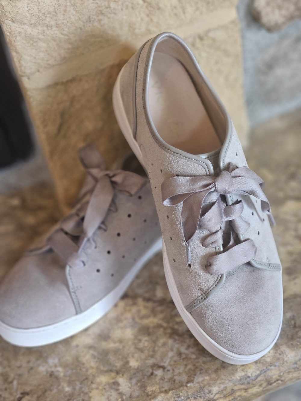 Women’s Vionic KeKe Suede Ribbon-Lace Sneakers in Light Gray Sz 8